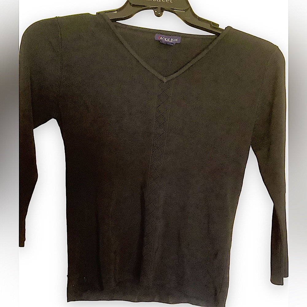 A lightweight sweater in pre owned condition.